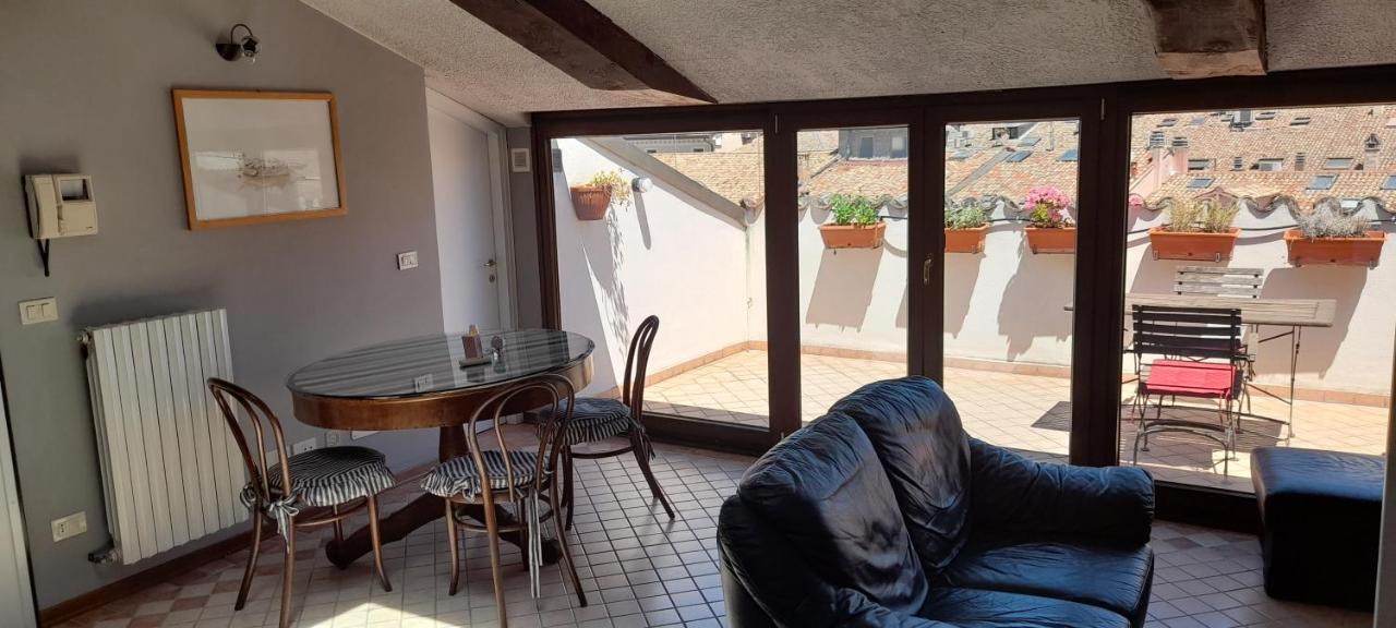 Corte Cavour. Una Mansarda Nel Cuore Della Citta Rávena Exterior foto