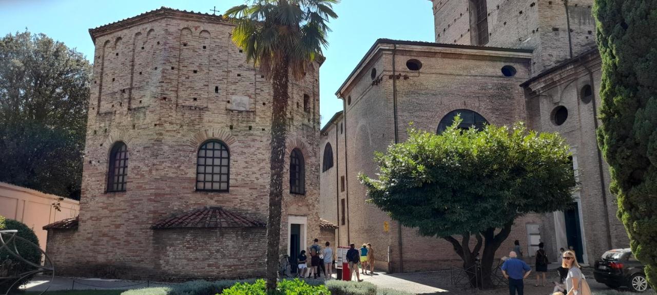 Corte Cavour. Una Mansarda Nel Cuore Della Citta Rávena Exterior foto
